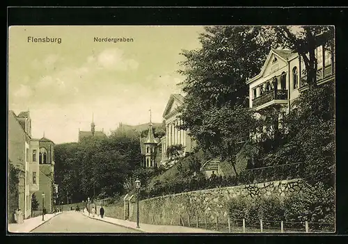 AK Flensburg, Strasse am Nordergraben mit Passanten