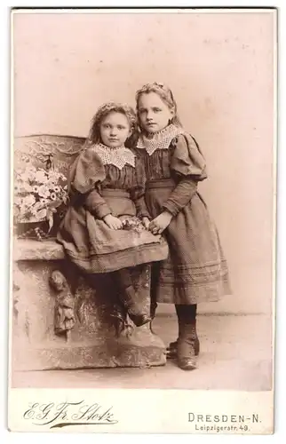 Fotografie E. G. Fr. Stotz, Dresden, Leipzigerstr. 49, Zwei Mädchen in hübschen Kleidern