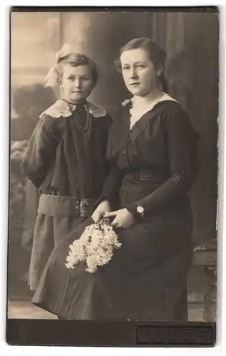 Fotografie Atelier Hammerschlag, Düsseldorf, Graf-Adolf-Str. 44, Junge Dame im Kleid mit einem Mädchen