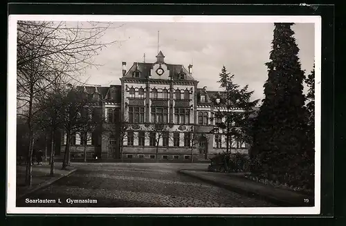 AK Saarlautern I., Gymnasium, Frontansicht mit Strasse