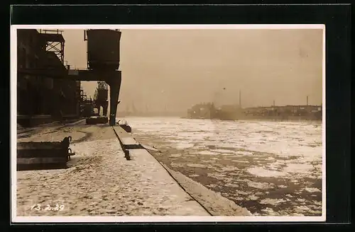 AK Eisstoss auf dem Rhein 1929, Kräne eines Industriehafens