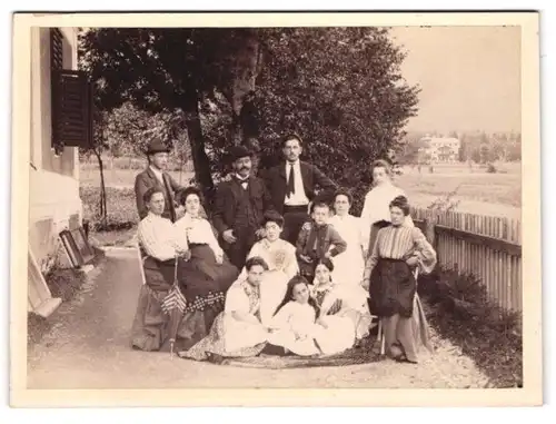 Fotografie unbekannter Fotograf, Ansicht Bodensdorf / Kärnten, Pension Waldfrieden im Hintergrund, Familien-Portrait