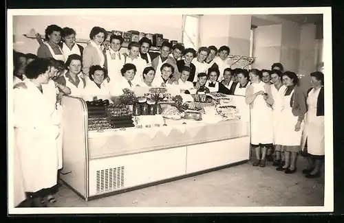 Foto-AK Fleischerinnen hinter der Theke