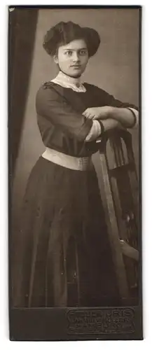 Fotografie Willy Müller, Hamburg, Grindelallee 141, Junge Dame im Kleid