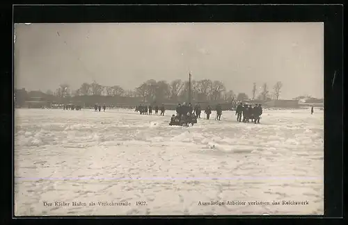 AK Kiel, Der Kieler Hafen als Verkehrstrasse 1922, Auswärtige Arbeiter verlassen das Reichswerk, Unwetter