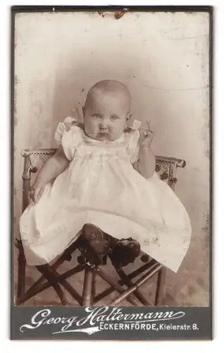 Fotografie Georg Haltermann, Eckernförde, Kielerstr. 8, Niedliches Baby im weissen Kleid