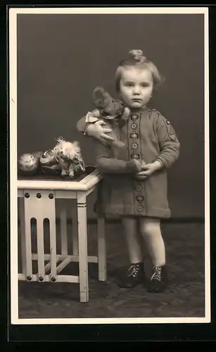 Foto-AK Niedliches Mädchen mit Teddy und Spielzeug