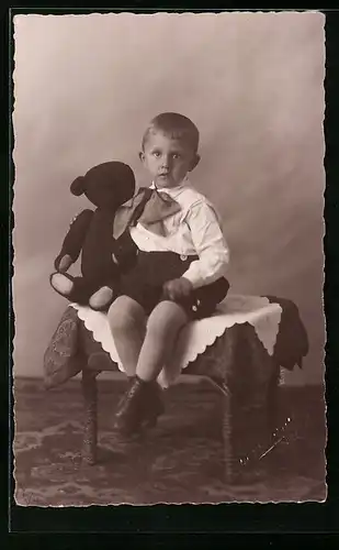 Foto-AK Kleiner Junge sitzt mit Teddy