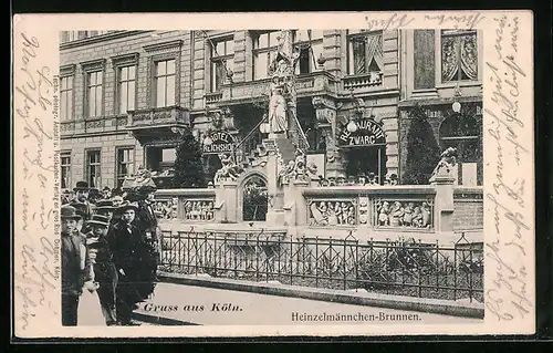 AK Köln a. Rhein, Passanten am Heinzelmännchen-Brunnen