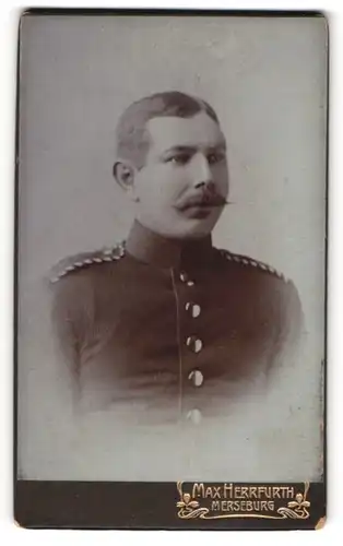 Fotografie Max Herrfurth, Merseburg, Einjährig-Freiwillig-Dienender Soldat in Uniform