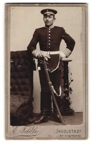 Fotografie E. Feldle, Ingolstadt, Soldat in Uniform mit Schirmmütze und Säbel