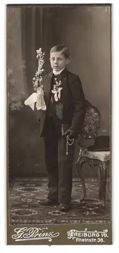 Fotografie G. Prinz, Freiburg i. B., Rheinstr. 36, junger Knabe im Anzug mit Gebetskette und Kerze zur Konfirmation