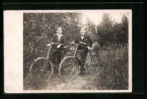 Foto-AK Zwei Jungs mit Fahrrad