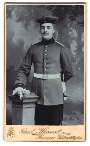 Fotografie Paul Hassert, Hannover, Welfenplatz 16A, Freundlicher Soldat mit weissem Gürtel und Degen