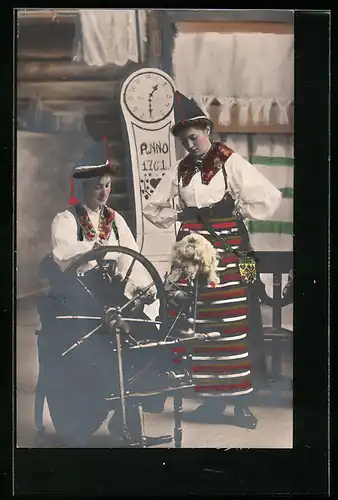 AK Frauen in Tracht am Spinnrad