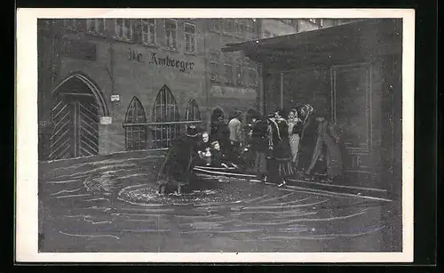 AK Nürnberg, Wasserkatastrophe 1909, Ecke der Plobenhofstrasse mit Anwohnern bei Hochwasser