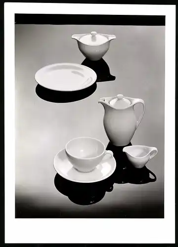 Fotografie Willi Moegle, Stuttgart, Porzellan Kaffeeservice in weiss mit Kanne, Zuckerdose, Tasse, Milchkännchen, Teller