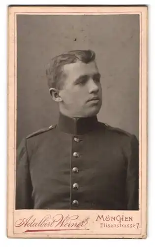 Fotografie Adalbert Werner, München, Elisenstrasse 7, Junger Soldat in Uniform