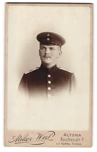 Fotografie Atelier Weil, Hamburg-Altona, Reichenstr. 1, Soldat in Uniform mit Schirmmütze