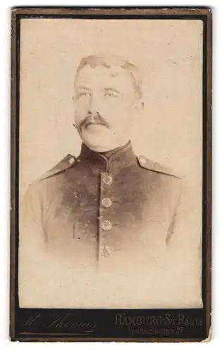 Fotografie H. Thomas, Hamburg-St. Pauli, Spielbudenplatz 27, Gestandener Soldat in Uniform