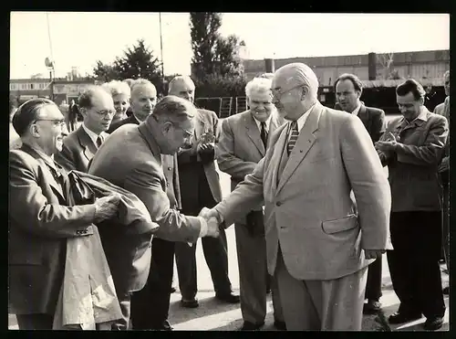 Fotografie Verabschiedung der Regierungsdelegation zur Übernahme der 750 Gemälde nach Moskau, Nuschke, Bolz, Abusch 1955