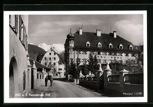 AK Imst a. d. Fernpassstrasse, Strassenpartie mit Hotel Post