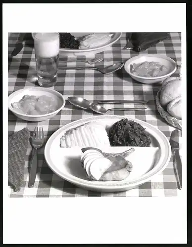 Fotografie Willi Moegle, Oberaichen, Porzellan Portionsteller mit separaten Fächern, Kompottschalen