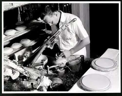 Fotografie Willi Moegle, Oberaichen, Porzellanfabrik Arzberg, Arbeiter beim Überformen des Flachgeschirres von Hand