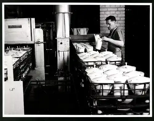 Fotografie Willi Moegle, Porzellanfabrik Arzberg, Arbeiter beim Vorbereite des Porzellans für den Dekor-Schmelzbrand