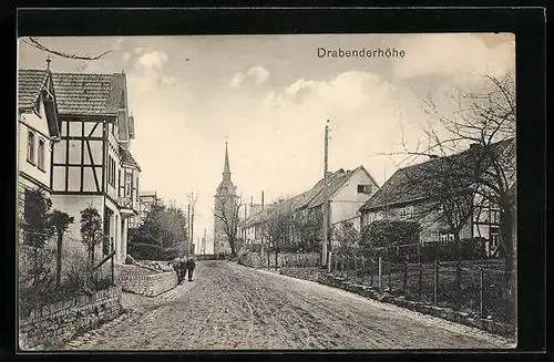 AK Drabenderhöhe, Strassenpartie mit Blick zur Kirche