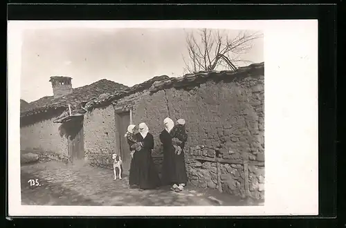 AK Uesküb, Mütter mit Kindern auf dem Arm vor dem Haus