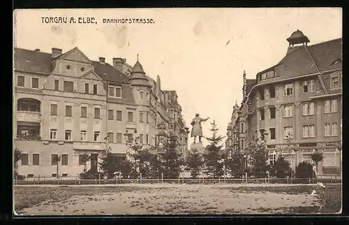 AK Torgau /Elbe, Bahnhofstrasse mit Denkmal