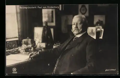 AK Reichspräsident Paul von Hindenburg in seinem Büro