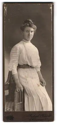 Fotografie Richard Freundt, Hannover, Feldstr. 2a, hübsche junge Dame mit hochgestecktem Haar und Perlenkette