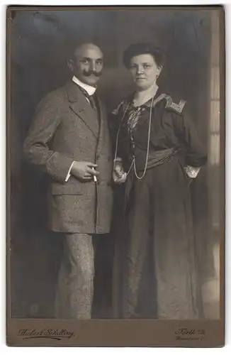 Fotografie Hubert Schilling, Fürth, Weinstrasse 2, elegantes Paar im Sonntagsstaat, er mit Schnauzbart