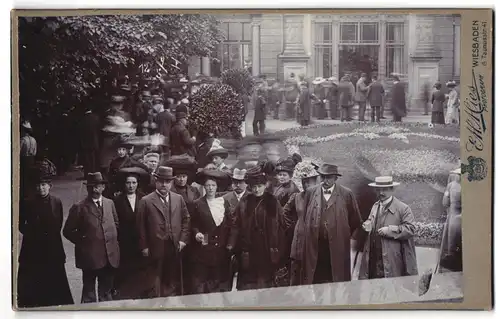 Fotografie E. H. Hies, Wiesbaden, Ansicht Wiesbaden, Kurgäste beim flanieren am Spudelhaus mit Wassergläsern