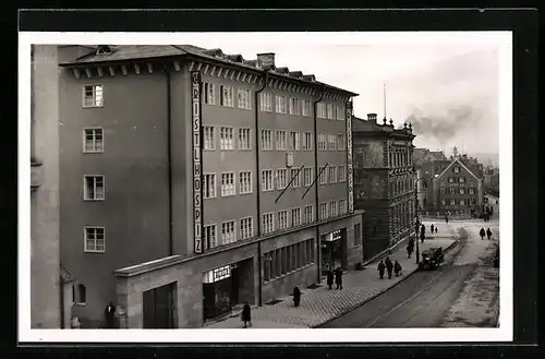 AK Kempten i. Allg., Strassenzug am Christlichen Hospiz und Blick zum Uhrengeschäft Albert Ade