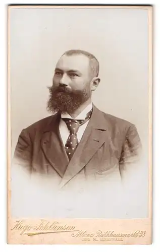 Fotografie Hugo Schlünsen, Altona, Rathausmarkt 38, Portrait stattlicher Herr mit Vollbart