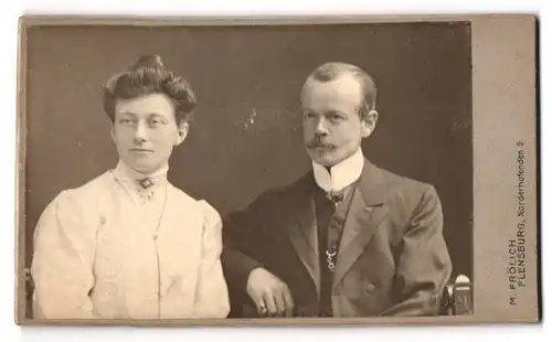 Fotografie M. Frölich, Flensburg, Norderhofenden 9, Portrait eines elegant gekleideten Paares