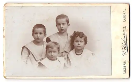 Fotografie C. Hirsbrunner, Luzern, Portrait vier freche Buben in weissen Anzügen