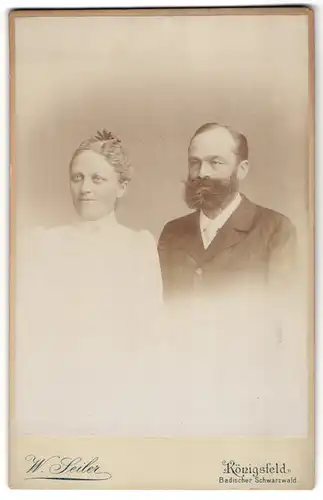 Fotografie W. Seiler, Königsfeld, Badischer Schwarzwald, älterer Herr mit Vollbart mit seiner Frau
