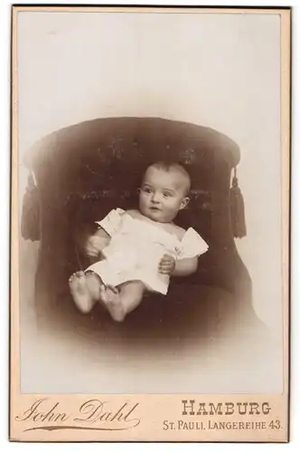 Fotografie John Dahl, Hamburg-St. Pauli, Langereihe 43, niedliches Baby in weissem Hemd