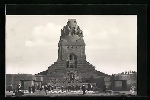 AK Leipzig, Völkerschlachtdenkmal mit Besuchern