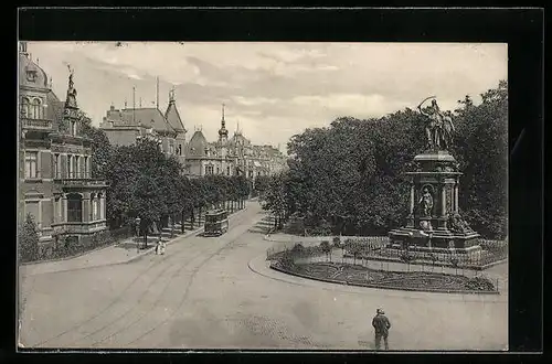 AK Hannover, Kriegerdenkmal mit Hohenzollernstrasse, Strassenbahn