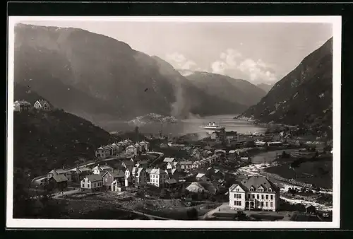 AK Odda /Hardanger, Panorama mit Ort und Fjord