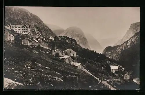 AK Stalheim, Ortsansicht mit Häusern und Bergen