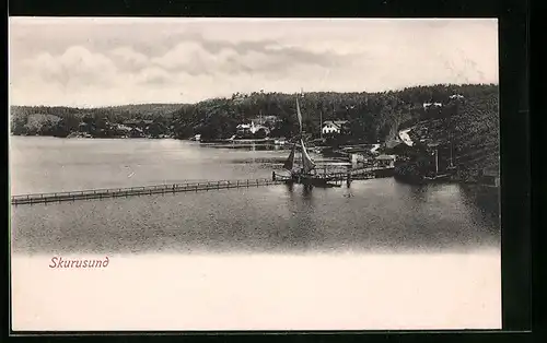 AK Skurusund, Ortspartie mit Anlegestelle und Segelboot