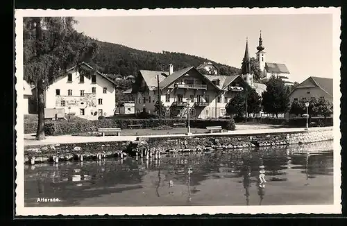 AK Attersee, Unterkunftshaus am Seeufer, Blick zur Kirche