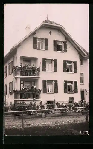 AK Romanshorn, Weisses Haus mit Bewohnern auf Balkonen