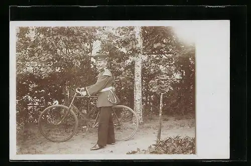 Foto-AK Musikcorps-Uffz. mit Schwalbennestern und Fahrrad